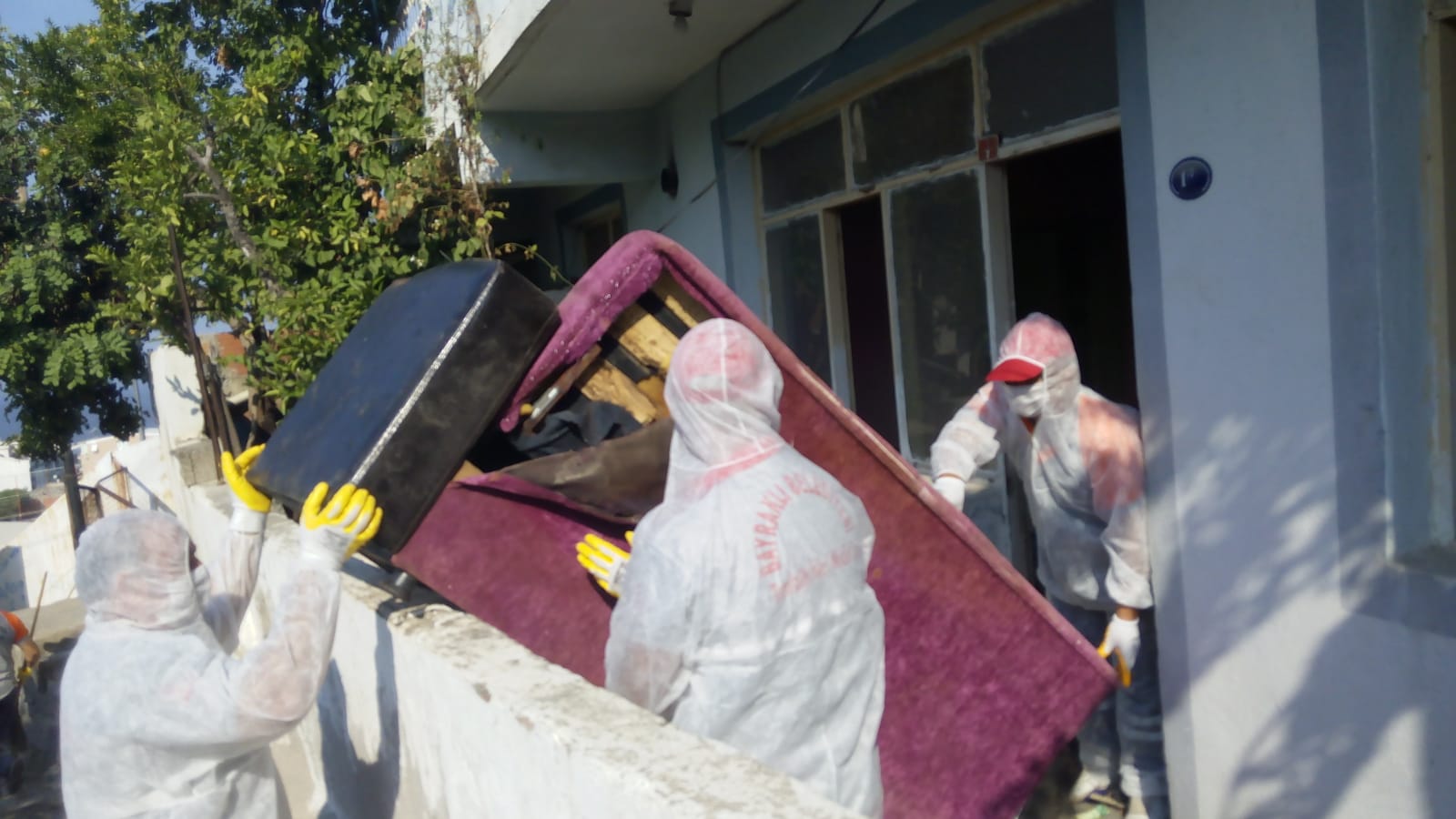 İzmir'de çöp ev! 30 metrekarelik evden 1.5 ton atık çıktı