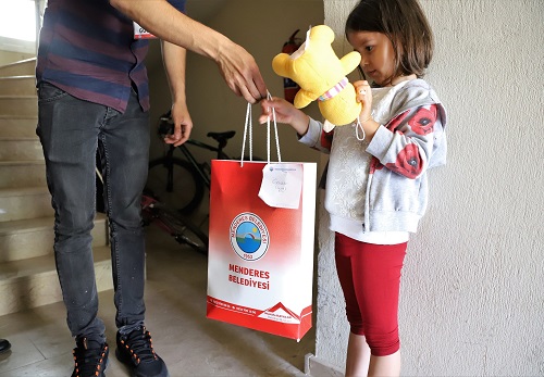 Menderes'te anlamlı kampanya: Çocukların bayramlıkları belediyeden!