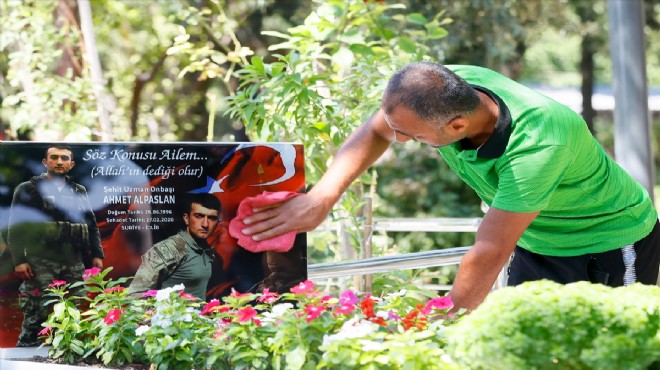 Kadifekale Şehitliği'nde buruk bayramlaşma