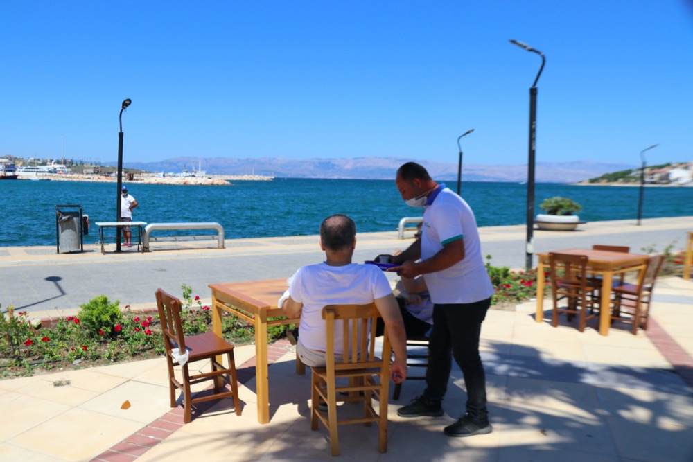 Çeşme’de denize karşı çay içmek 2 TL!