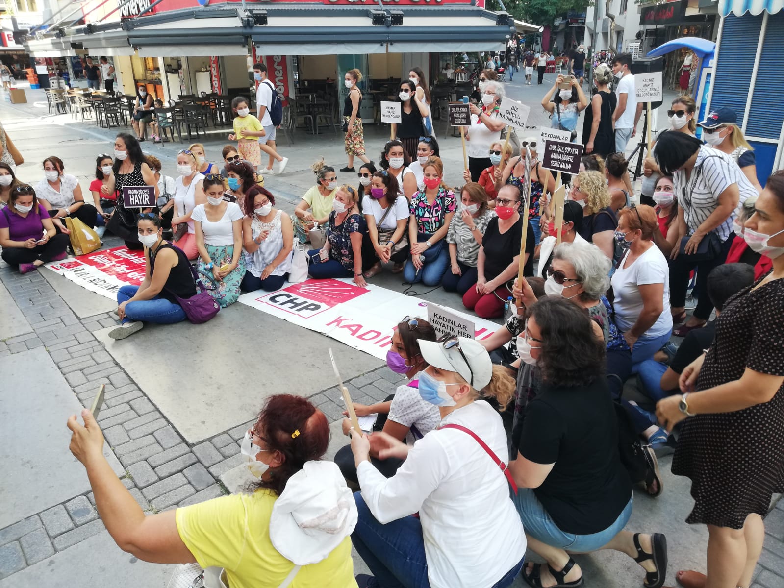 CHP'li kadınlardan oturma eylemi ve “İstanbul Sözleşmesi