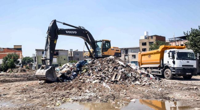 Buca Belediyesi'nden 5 bin 400 tonluk kaçak moloz dağına neşter!