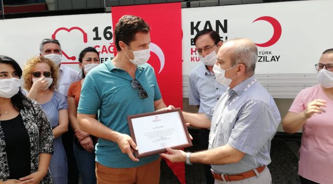 CHP İzmir'den örnek kampanya! Kızılay'a büyük destek!