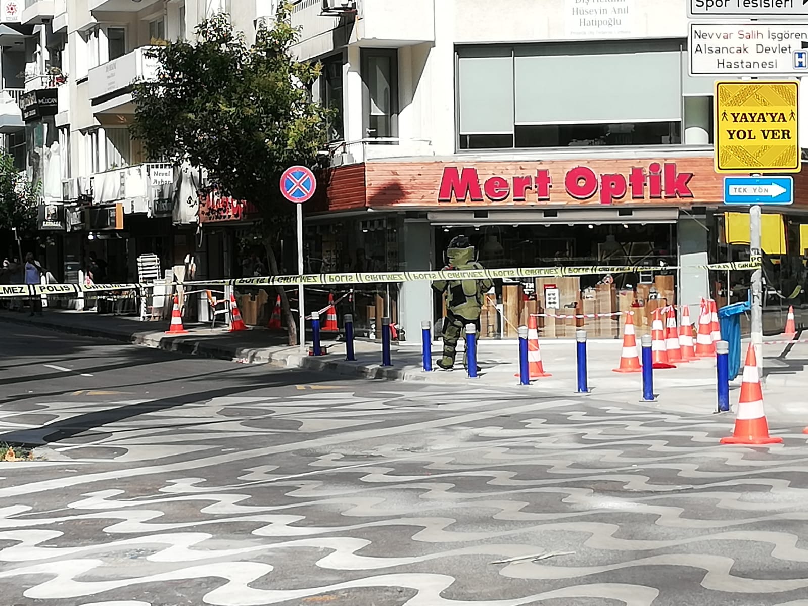 Alsancak'ta bomba alarmı. Giriş çıkışlar kapatıldı