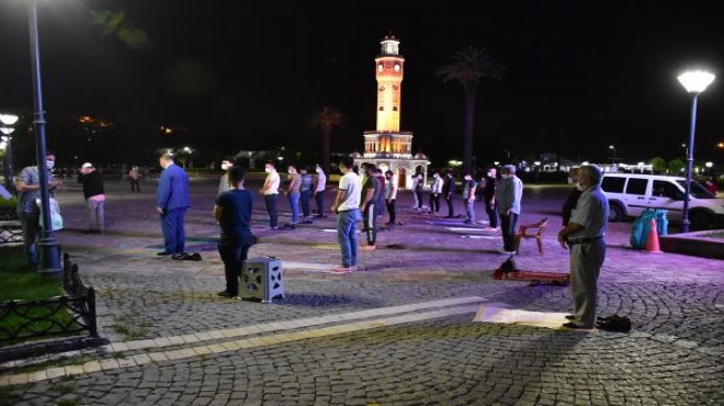 Konak Meydanı'nda Ayasofya için şükür namazı