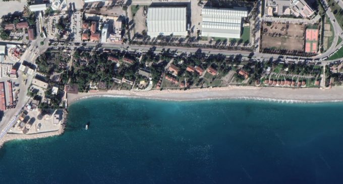 Konyaaltı Sahili 60 yılda 35 metre eridi: Bir havluluk yer kaldı