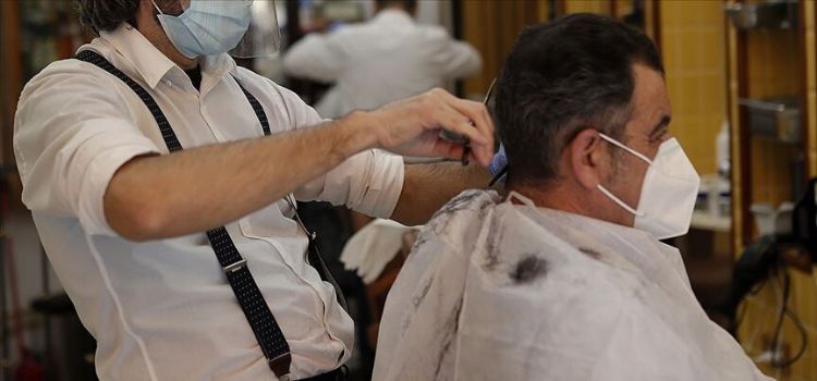 Yeni virüs tedbirleri: Berber, kuaför, güzellik salonlarında artık konuşmak yasak!