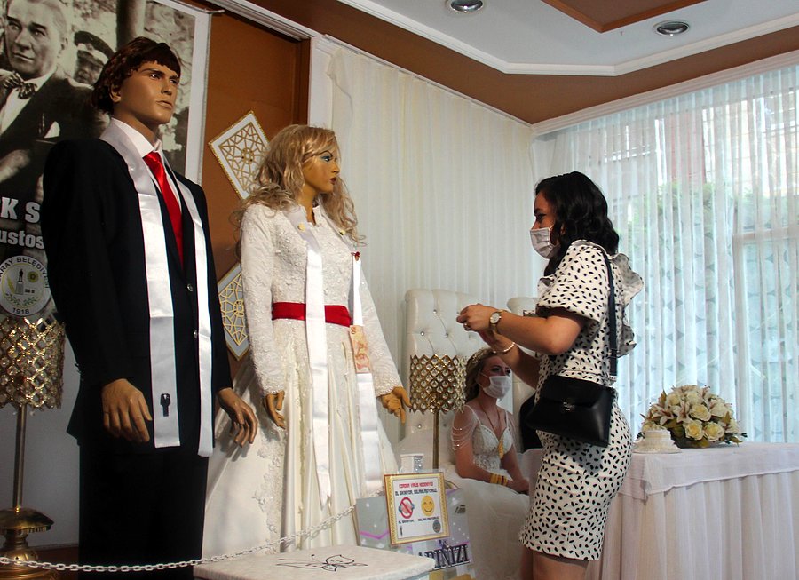 Koronavirüs tedbirleriyle düğün: Takılar cansız mankenlere takıldı