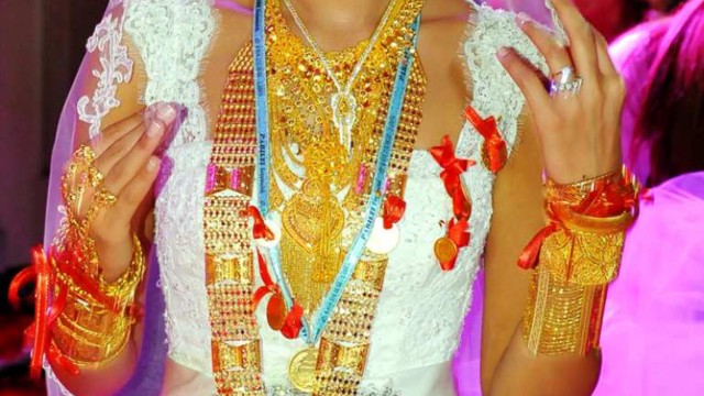 İzmir'de sosyal mesafesiz düğünün takıları cezaya gitti!