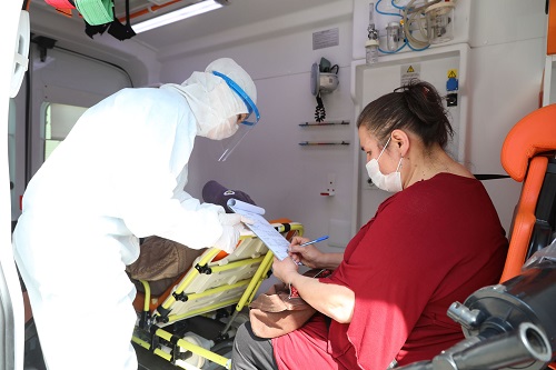 Bayraklı'da pandemi sürecinde 'evde hasta ziyareti' 