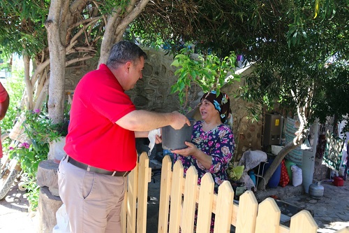 Başkan Oran Ildırı'yı begonvil ile donatıyor!