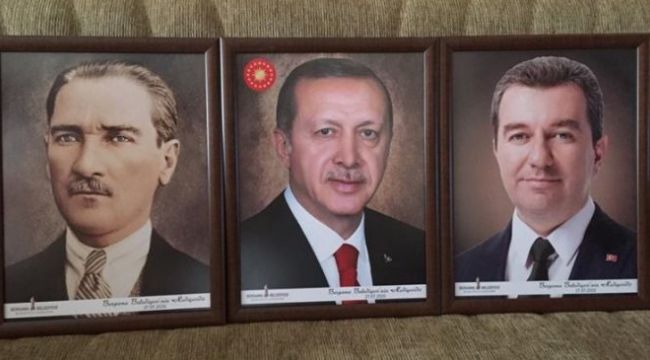Ak Partili Başkan Koştu muhtarlara kendi fotoğrafını hediye etti