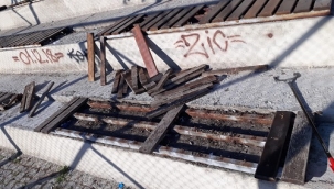 Bornova'da vandallar parkı yine tahrip etti!