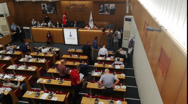 Büyükşehir Meclisi'nde gerginlik..Ak Partili üyeler meclisi terk etti!