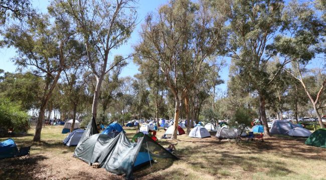 Efes Selçuk Pamucak Sahili'ne akın eden gençler esnafın yüzünü güldürdü