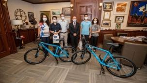 İzmir'i gururlandıran öğrencilerden Başkan Soyer'e ziyaret