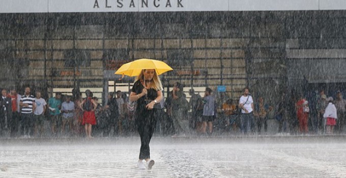 Meteoroloji'den Kıyı Ege için sağanak uyarısı 