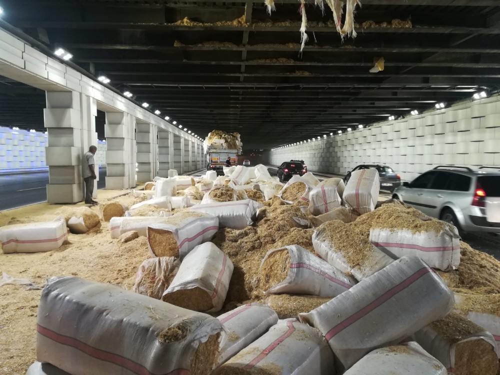 İzmir'de saman yüklü TIR alt geçide sıkıştı