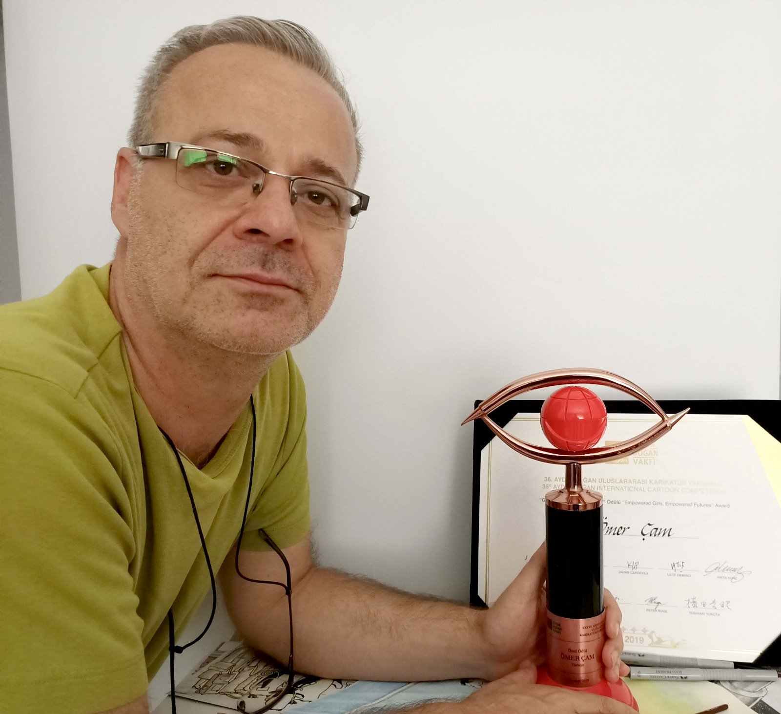 İzmir Büyükşehir Belediyesi’nin grafikerine uluslararası karikatür ödülü