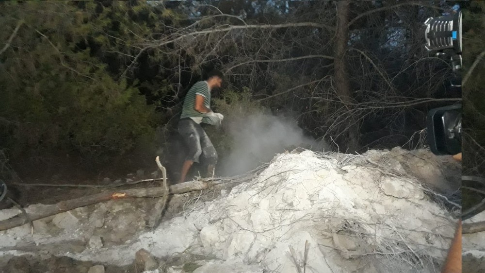 Suriyeli Hasan'dan örnek davranış. Yangınla çıplak elleriyle savaştı