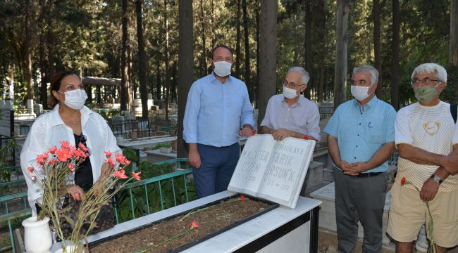 Usta yazar Tarık Dursun K. Çiğli'de kabri başında anıldı
