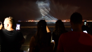 9 Eylül'e yakışır final: İzmir Körfezi Ata'nın portresiyle aydınlandı!