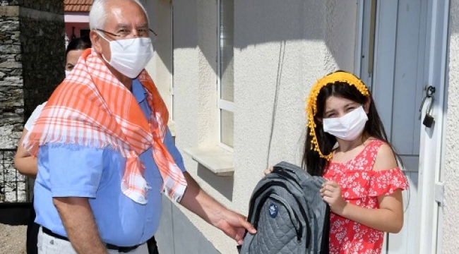 Başkan Selvitopu'dan çocuklara okul armağanı