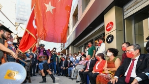 Kemeraltı’nda 9 Eylül coşkusu: Efeler zeybek oynadı!