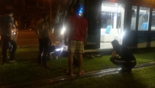 İzmir tramvay hattında feci kaza: Vagonun altında kaldı!