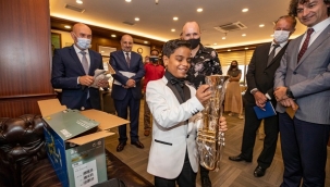 Yetenekli Zeki'ye Başkan Soyer’den trompet hediyesi