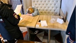 Ayakkabı almak için bebeğini sattı!