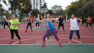 Bayraklı'da etkinlikler devam ediyor: Sabah yoga akşam zumba
