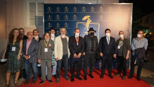 Buca'da gala gecesi: Sarı Şemsiye perde açtı!