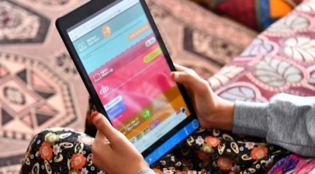 Büyükşehir tablet dağıtımına Kiraz'dan başladı