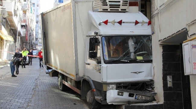 Freni boşalan kamyon doğalgaz borusuna çarptı, faciadan dönüldü