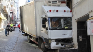 Freni boşalan kamyon doğalgaz borusuna çarptı, faciadan dönüldü