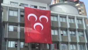 İYİ Parti’li belediye MHP bayrağı astı 