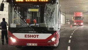 İzmir'de Belediye otobüsü kaza yaptı: Şoför yaralandı!