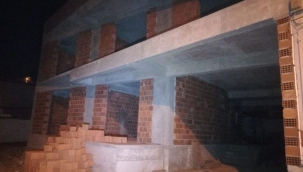 İzmir’de bir inşaatta elleri ve gözleri bağlı kız çocuğu bulundu