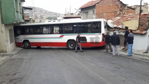 İzmir'de ESHOT aracı iki eve birden girdi!