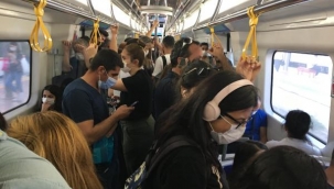 İzmir'de korkutan manzara! Toplu taşımadaki yoğunluk tedirgin etti