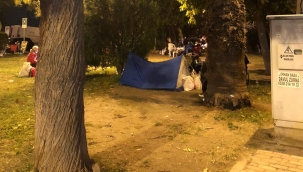 İzmir'de vatandaşlar parklara akın etti: Çadırlar kuruldu