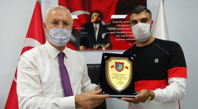 İzmir'in örnek taksicisi: 20 bin TL'yi sahibine verdi