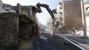 Konak’ta metruk binalar bir bir yıkılıyor!