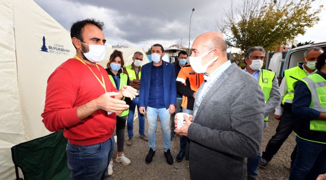 Başkan Soyer'den çadırdaki depremzedelere ziyaret