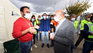 Başkan Soyer'den çadırdaki depremzedelere ziyaret 