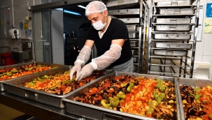 Büyükşehir Aşevi depremzedeler için gece gündüz iş başında