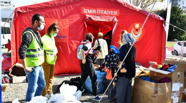 Büyükşehir parklardaki çadırları Bayraklı'daki alana taşıyor