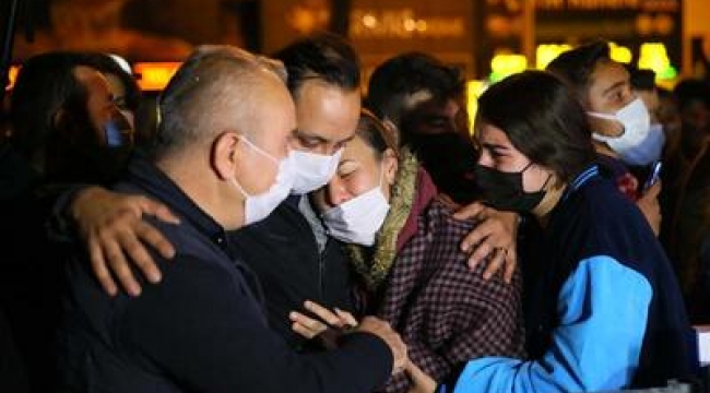 Depremde hayatını kaybedenlere 'karanfilli' anma