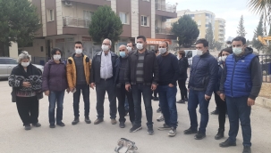 Bayraklı enkaz alanında yağma! Çelik kasa, fotoğraf albümü.. Ne varsa çalmışlar!